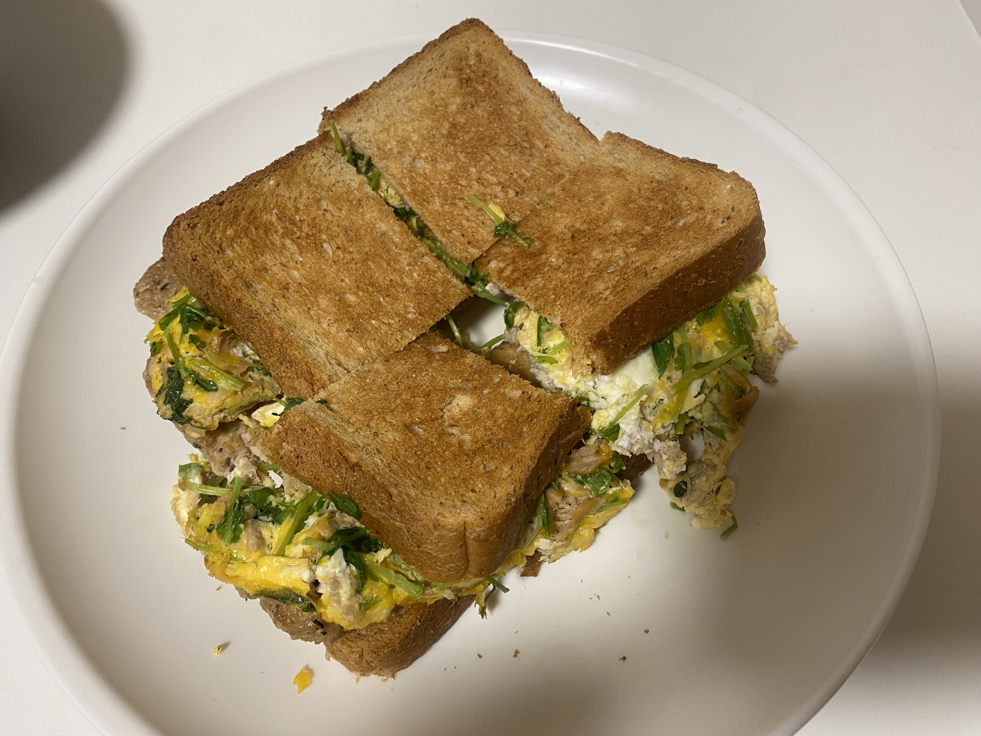 卵と野菜の全粒粉ホットサンド